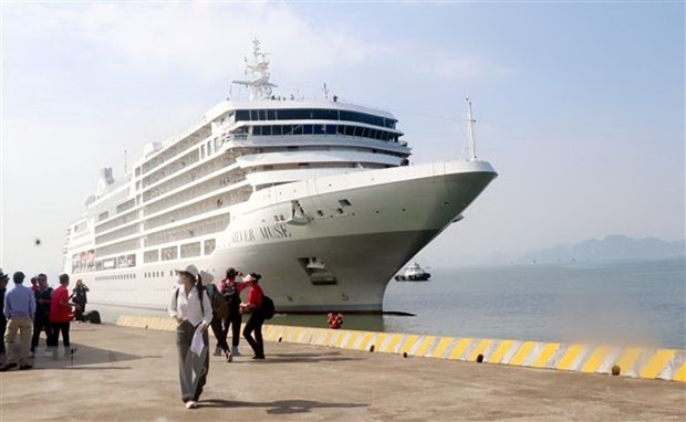 Two cruise ships bring 1,200 foreign travelers to Ha Long
